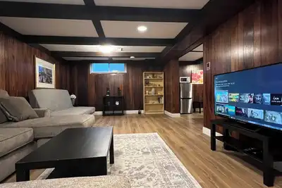 Image de Spacious Furnished Basement with Separate entrance from backyard