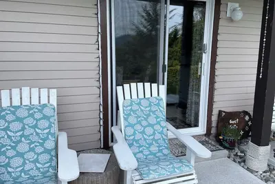 Private Studio on Sechelt Inlet, Bc with kitchenette, good for solo / couples.