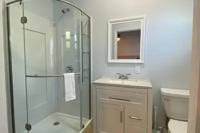 Image de Waterfront house walking distance to everything.