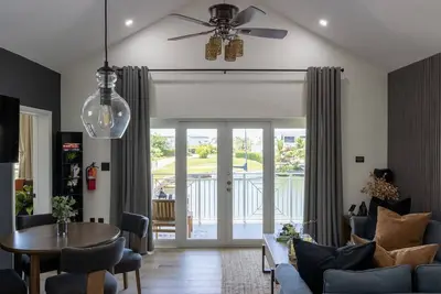 Image de Luxury + Comfort + Water View + Pool + Bbq + Patio