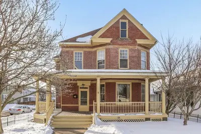 Image de The Hazelton in Downtown Lancaster's Historical District.