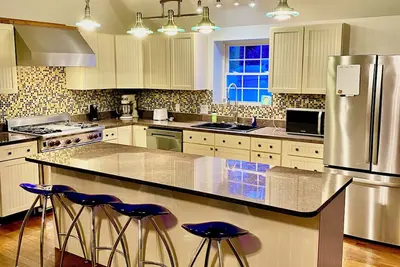 Image de Spacious 4-Bedroom Home Near University of Maine, Orono. 5 min walk to campus.