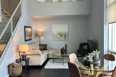 Image de 2 Bed 2 Bath Historic Loft w Parking Pet Friendly