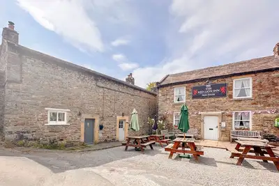 Image de Cosy stone cottage beside the Arkle Beck in Arkengarthdale, with beams, wood-burning stove.