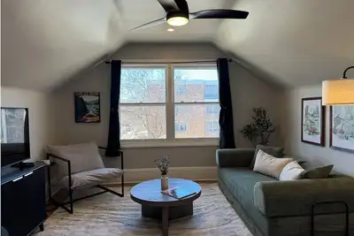 Image de Stylish 1-Br Apartment in South Uptown Near Lakes