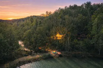Image de Luxury Lakefront | Kayaks, Creek, Hot tub, & Views
