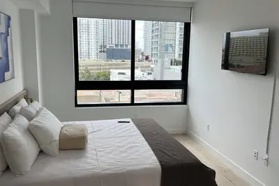 Image de Brand new 905 2-bedroom 2-bathroom in downtown Miami rooftop pool free parking