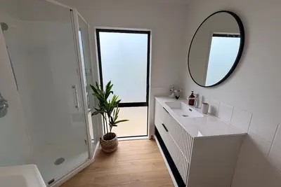 Image de Newly renovated 2 bedroom retreat in walkable area to local winerys