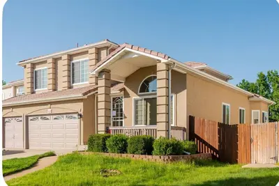 Spacious 4-bedroom 3. 5br Hot tub