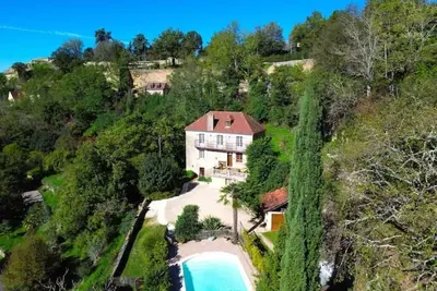 Image de Castarnou et Falaise : 2 maisons; 2 piscines; clim; vue; à la sortie de Domme