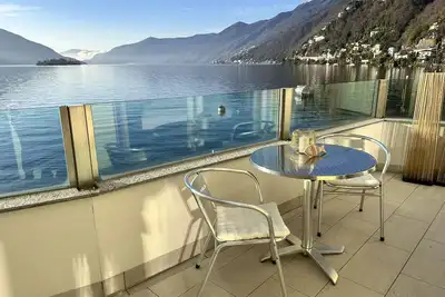 Image de Apartment right on the lake with private lake access and magnificent views