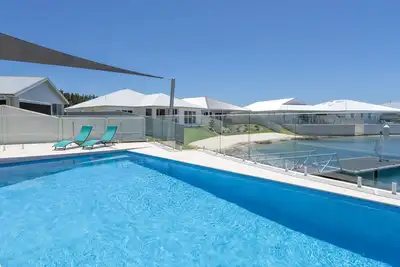 Image de Waterfront. Pool. Boat. Pet-friendly. It doesn’t get better than this.