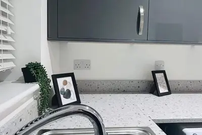 Image de Stylish 3-Bed Home with Parking, Garden & Fast WiFi – Close to M1 & Hospital