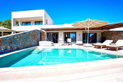 Image de Villa de luxe « Selene 2 » avec piscine privée et vue sur la montagne et la campagne