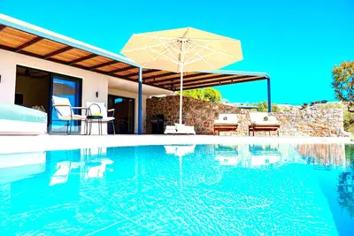Image de Villa méditerranéenne de luxe 'Selene 1' avec piscine privée et vue montagne et campagne
