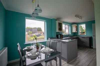 Image de Group Accommodation | 8 Single Beds | Private Gated Property | On-Site Parking