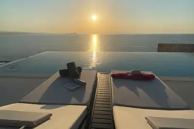 Image de Villa Nefelia -Luxury 4br Villa w/ Infinity heated  Pool/ Jacuzzi  & Sea View