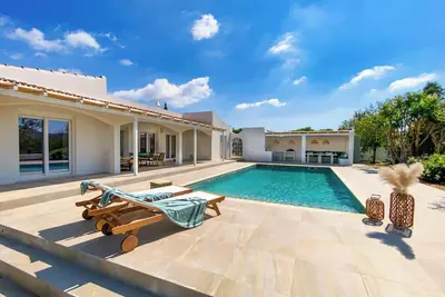 Image de Villa de luxe contemporaine avec piscine privée chauffable