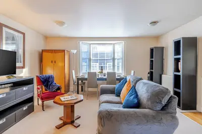 Image de Retro Art Deco 2Bed with Parking in Thames Ditton - Pass the Keys