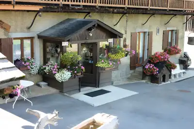 Image de Chambre d’hôtes « La Ferme Du Mont Blanc - Gouter » avec vue montagne et Wi-Fi
