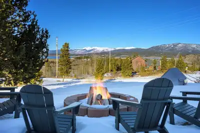 Image de Modern Cabin w/ Lake Views | Hot Tub + Firepit