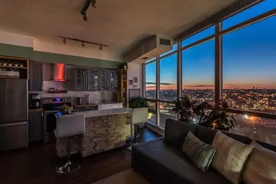 Executive Condo Downtown with Skyline view + Parking