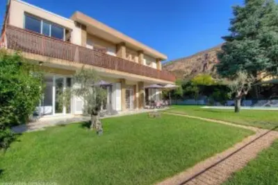 Image de La villa est un gîte spacieux avec une piscine privative.