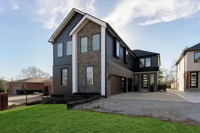 Spacious 5 Br Home w/ Pool, Outdoor Grill + Bar