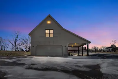 Image de Private Country Studio w/ Deck & Skylights