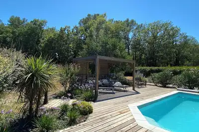 Image de Maison entre villages perchés et bord de mer. \nPiscine, terrasse, pétanque.
