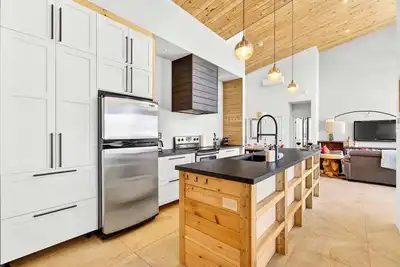 Image de Luxury Forest Retreat with Fire-pit & Game Lounge