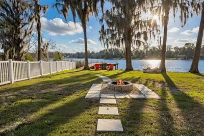 Image de Lakefront Home • Sunset Views • Kayaks • Fire Pit • Hot Tub
