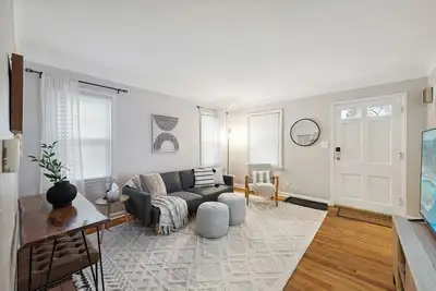 Image de Calming & Relaxing 2br Bungalow near Ut, Tol Hosp.