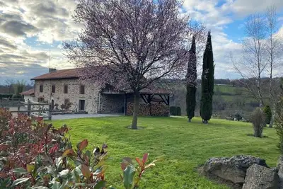 Image de Spacieuse maison de ferme avec grand jardin, piscine et panorama sur la rivière