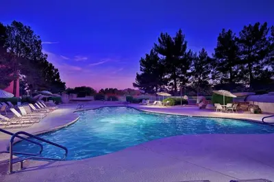 Image de Resort Style 1-bedroom condo with golf course view - March available!