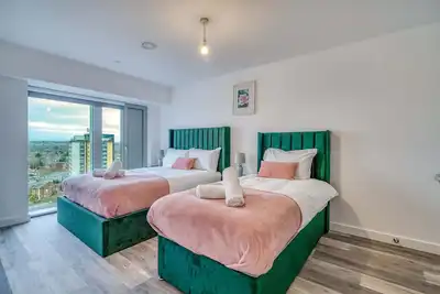 Image de 2-Br City View Apartment - Near Salford Royal