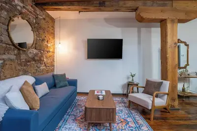 Image de Stylish Loft - Shockoe Bottom - Walk to Canal - Historic Apartment