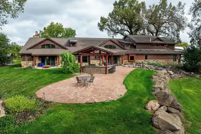 Image de 9 Acre Estate Home with Private Lake - Sleeps 18