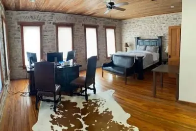 Image de Cozy 1-bedroom furnished loft style apartment overlooking downtown Tolar.