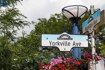 Image de 2 Bed Elegant Yorkville Condo, Best Location + Gym