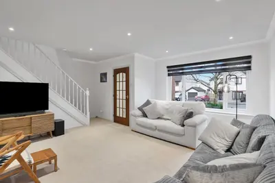 Image de Stylish 3-Bed Home with Private Garden in Airdrie