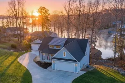 Image de Lakefront Escape - Hot Tub, Sauna, Yoga, Game Room