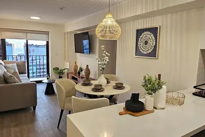 Image de Luxury 3-Bedroom Urban Retreat, Prime Walkable Location with Pool