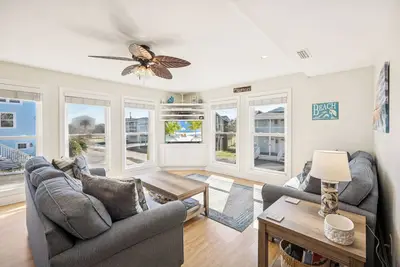 Image de 8388 Family Island Retreat | Steps to Beach