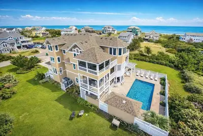 Image de Gertrude's Breakaway - Corolla, Ocean View, 45 Yds to Beach, Elevator, Pool, Tiki Bar, Hot Tub