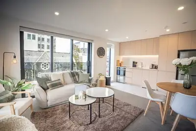 Image de 2br Comfort - Prime central city location\nfor city escapes, business and events