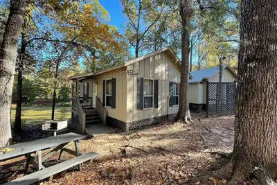 Image de Peaceful Cabin with Full Kitchen, Vaulted Ceilings & Pond View Porch