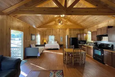 Image de Relaxing Cabin with Full Kitchen, Vaulted Ceilings & PondView Porch