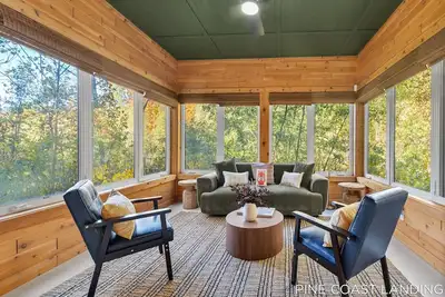 Image de Pine Coast Landing: Hot Tub, Golf Simulator, Pool Table, Arcade Machine & More