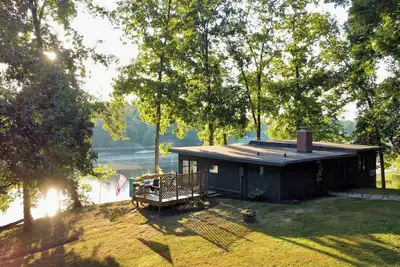 Image de Ozran Cottage - a mid-century Lakefront getaway